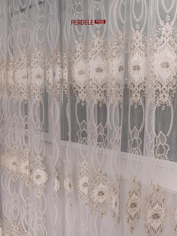 perdea tulle decor catifea si pietre ,crem/bej perdea tulle decor catifea si pietre ,crem/bej