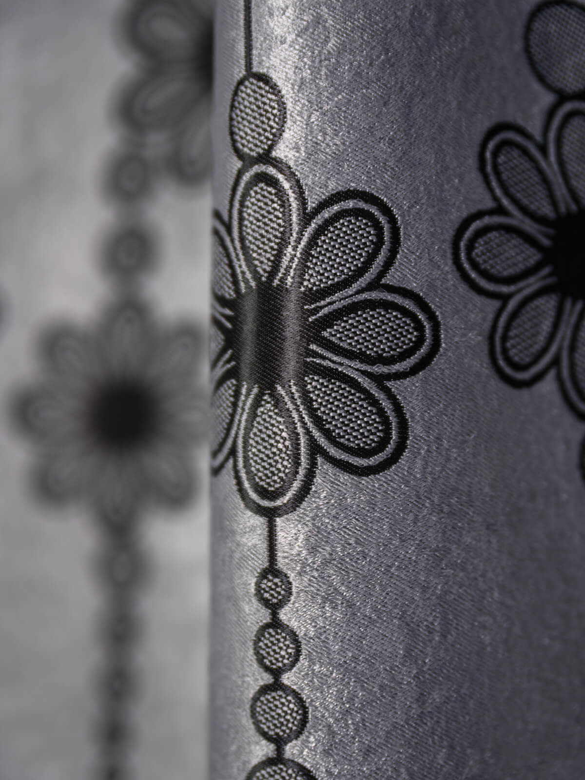 Draperie blackout gri/negru model flori