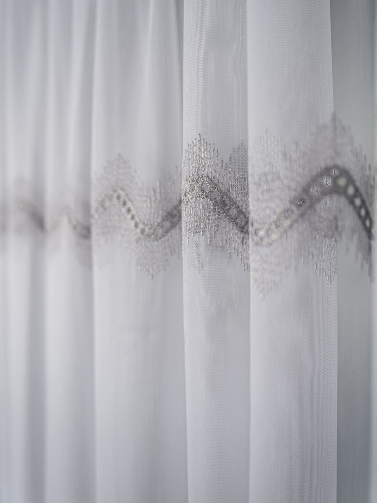 Perdea tulle brodat, alb/gri
