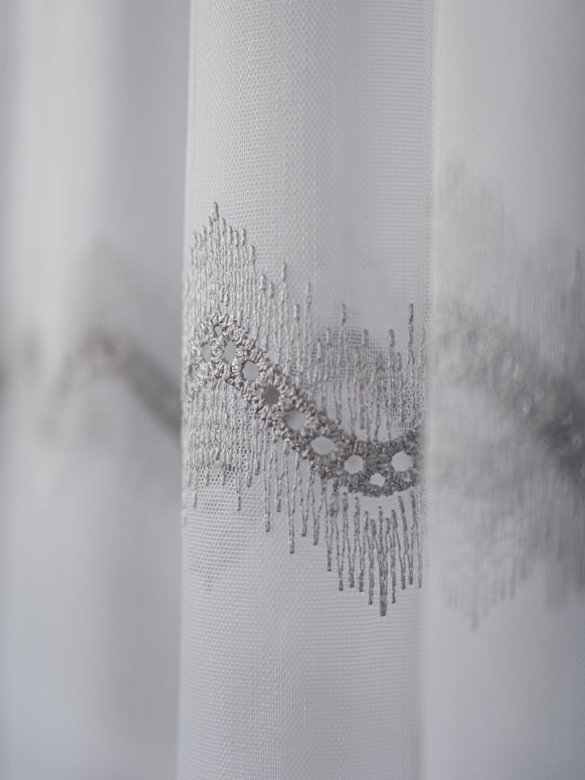 Perdea tulle brodat, alb/gri