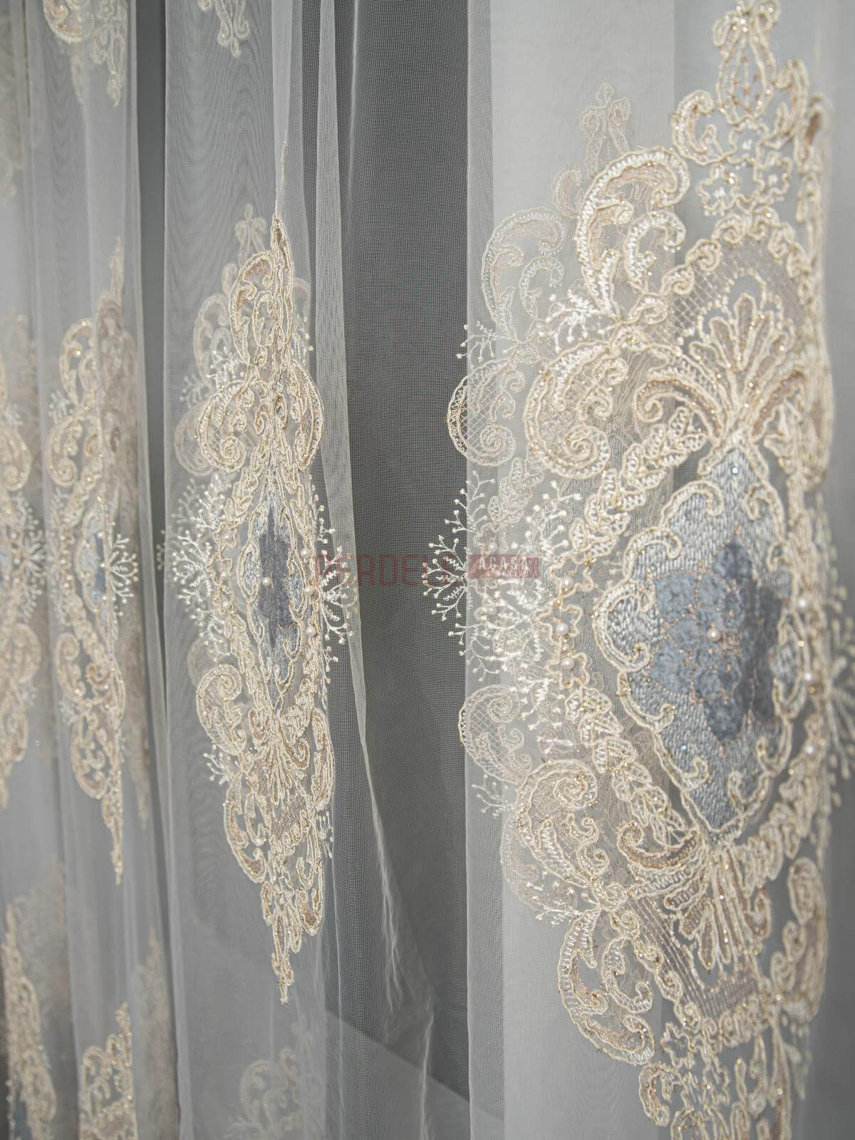 Perdea tulle brodat, decor catifea, auriu/gri